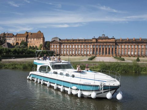 Houseboat di fronte al Castello dei Rohans a Saverne, in Alsazia