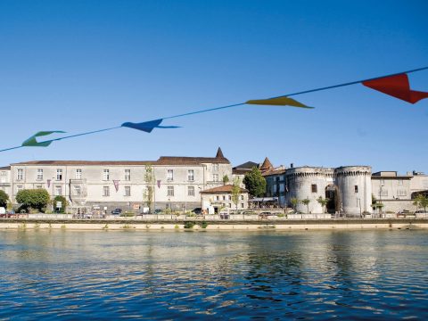 Città di Jarnac sul Fiume Charente, Francia