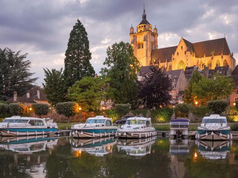 Houseboat nella base di Dole, in Francia Comte