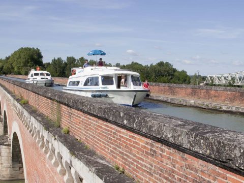 Houseboat in navigazione su ponte-canale in Aquitania