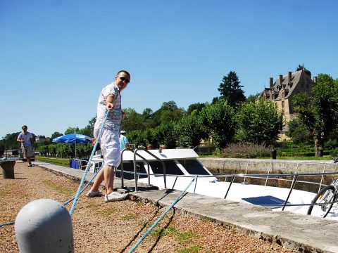 Houseboat ormeggiata nel Canal du Nivernais in Borgogna