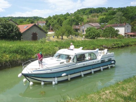 Houseboat nel Canale di Borgogna