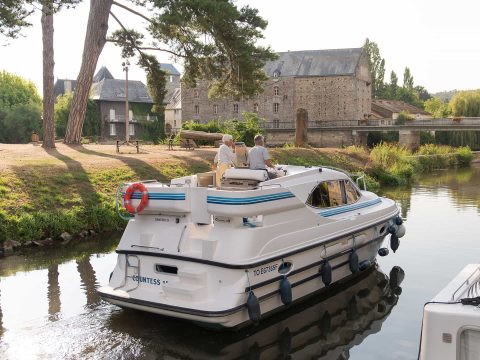 Houseboat in Bretagna con coppia a bordo