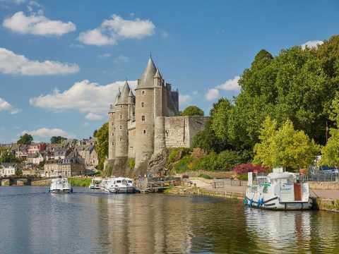 Castello di Josselin in Bretagna con penichette ormeggiate
