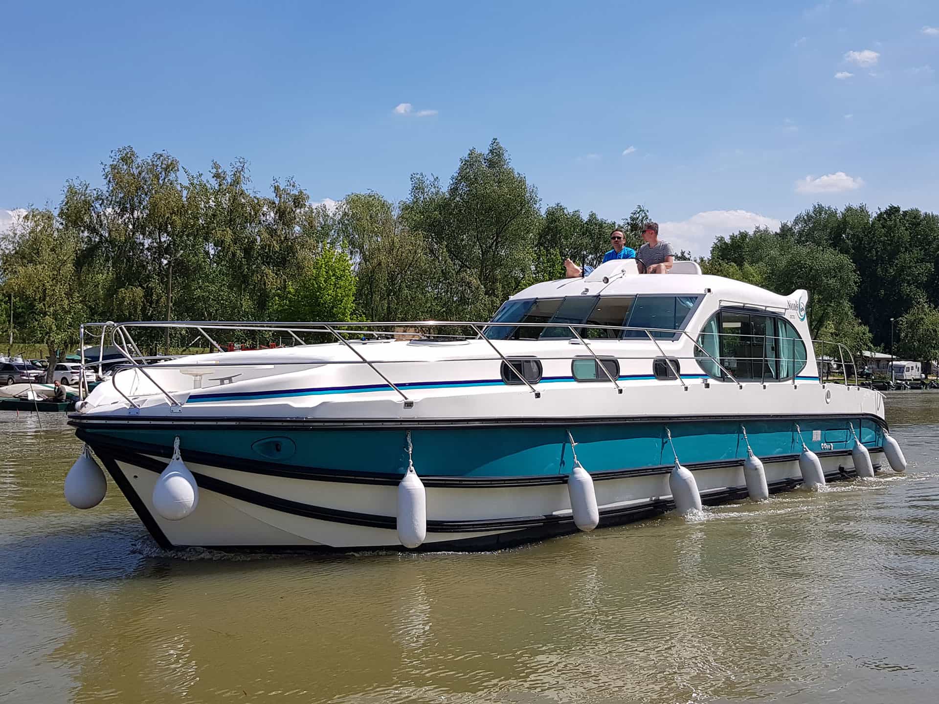 Houseboat estivale sixto lungo il canale