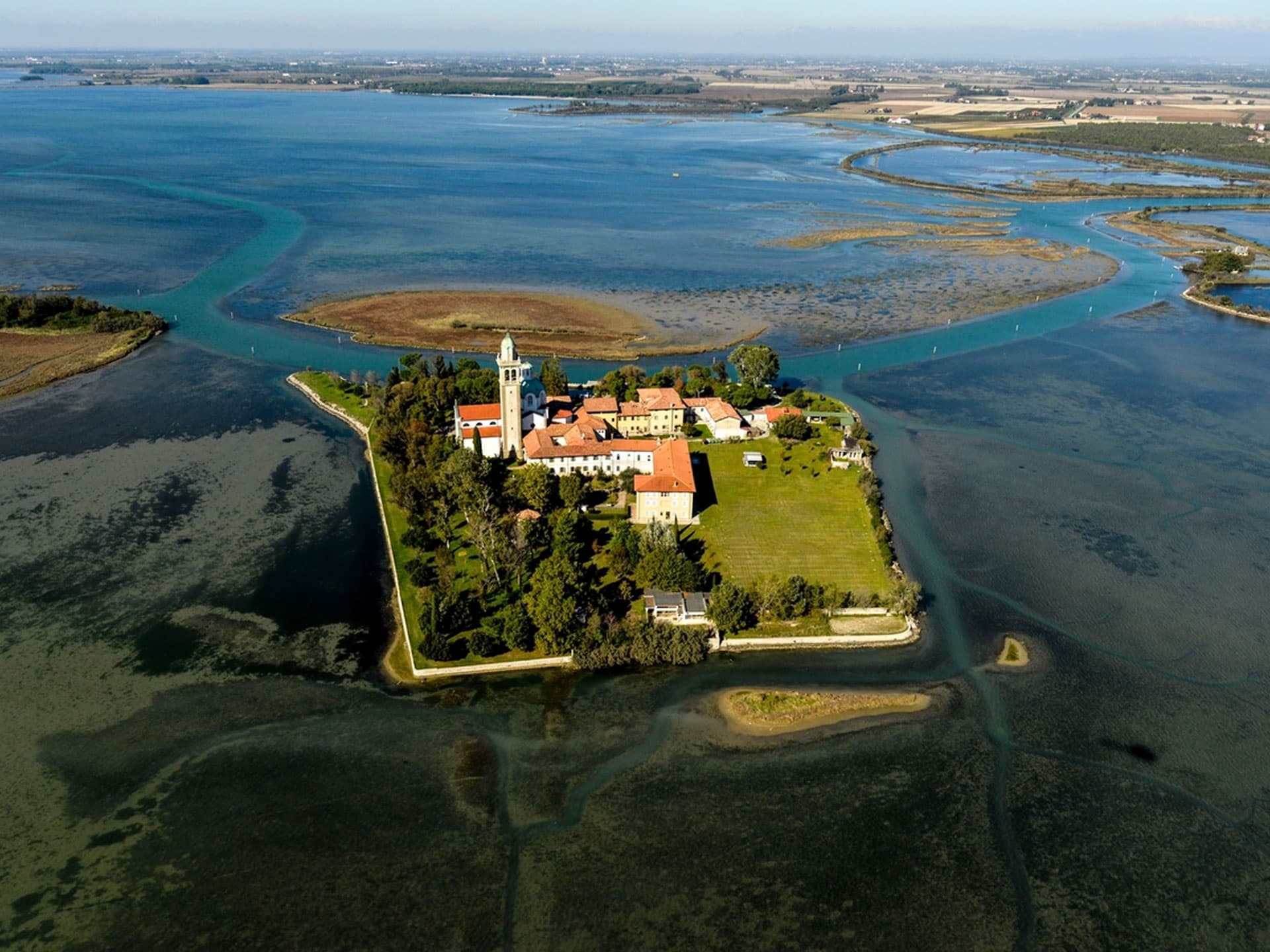 Laguna di Grado con l'isola della Barbana