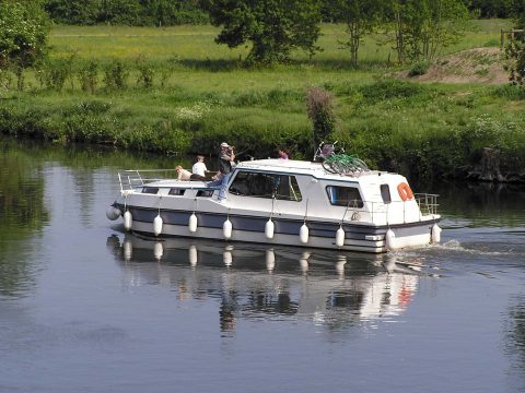 Houseboat Riviera 920 in navigazione