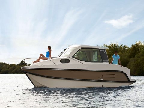 Houseboat Sedan Primo con coppia a bordo