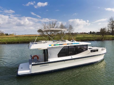 Houseboat Horizon 1 in navigazione