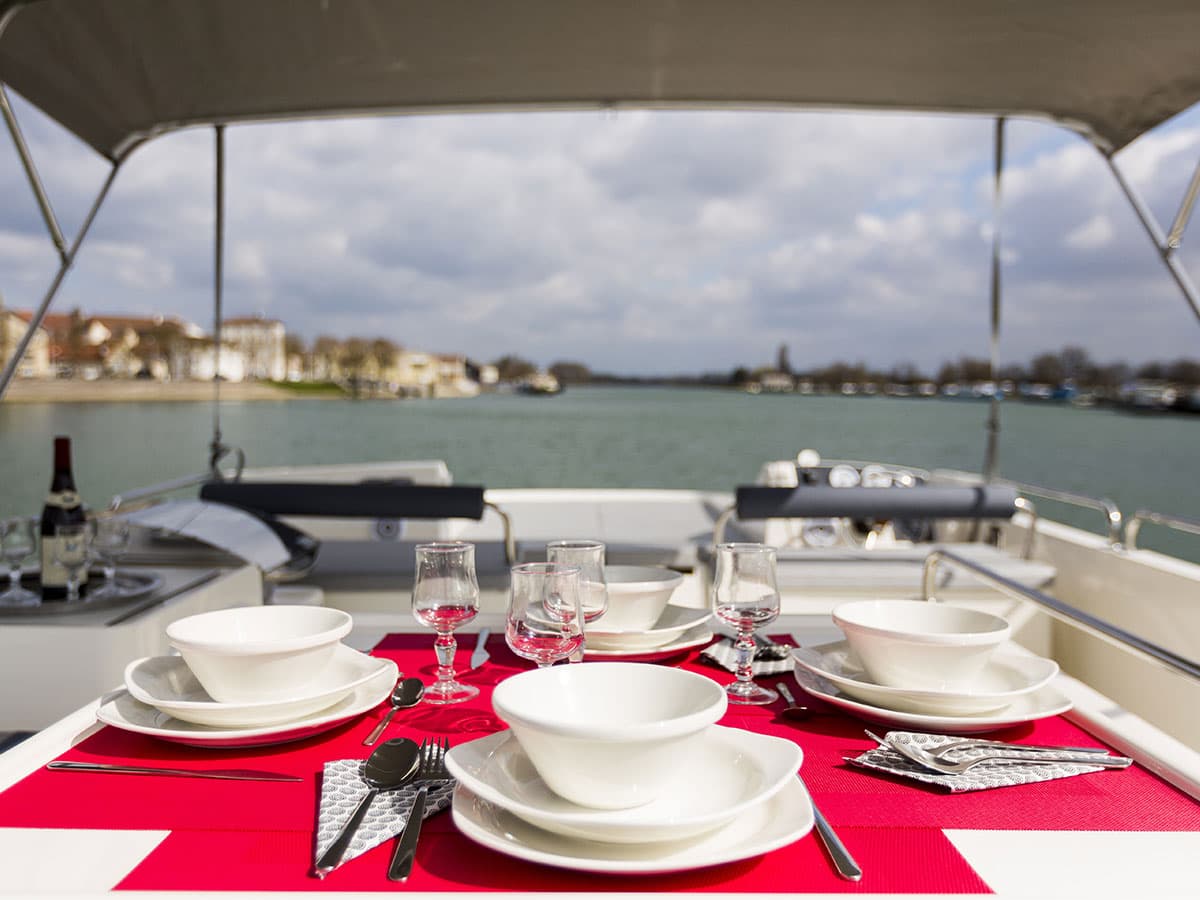 Houseboat Horizon 3 tavolo apparecchiato