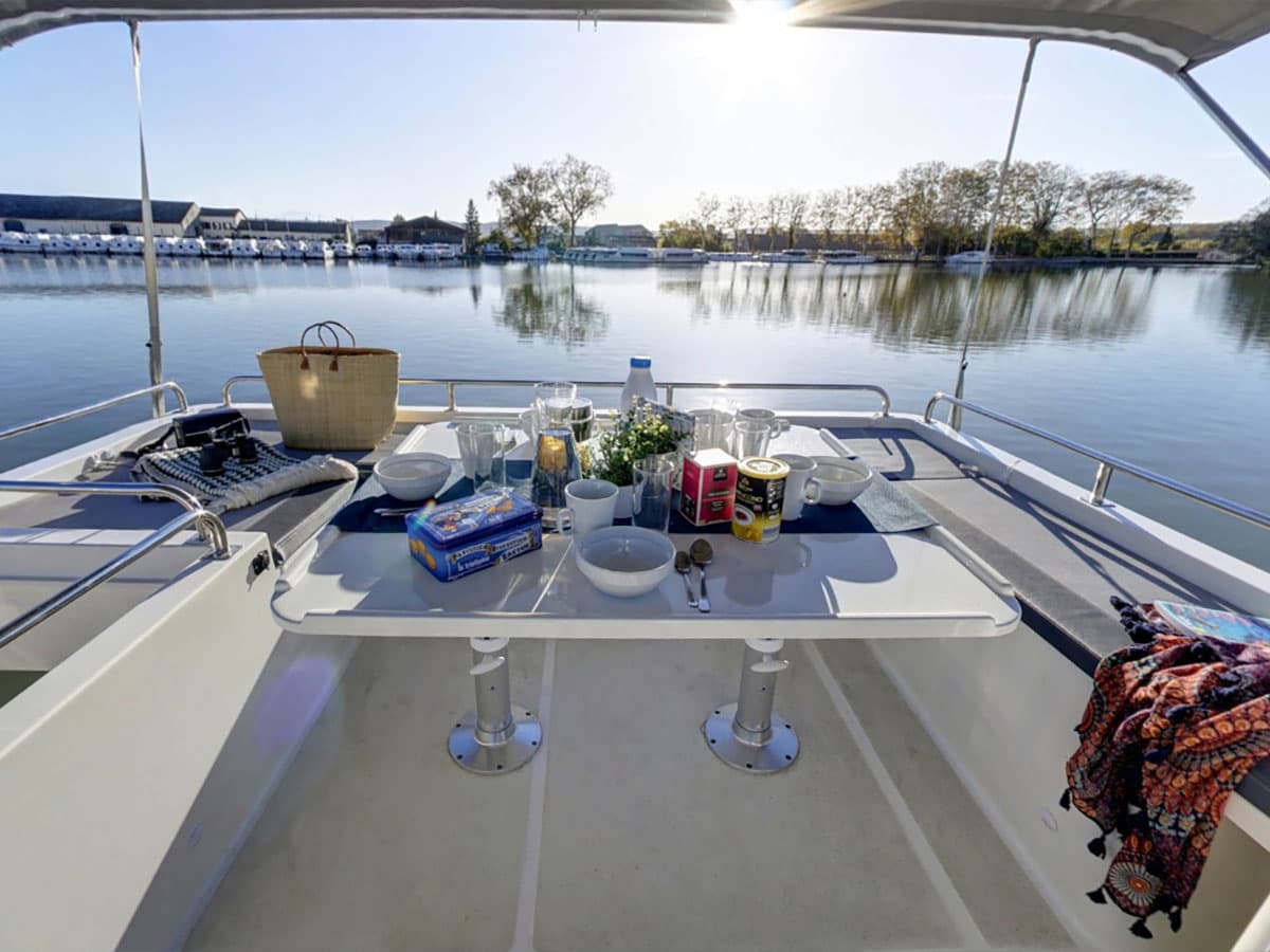 Houseboat Horizon 5 tavolo con panca