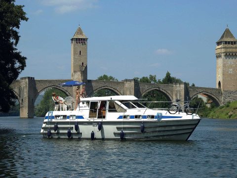 Houseboat Tarpon 37 di fronte al ponte Valentr&egrave;