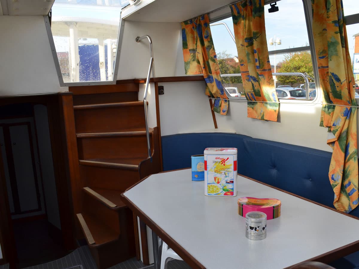 Houseboat Tarpon 37 salone con tavolo