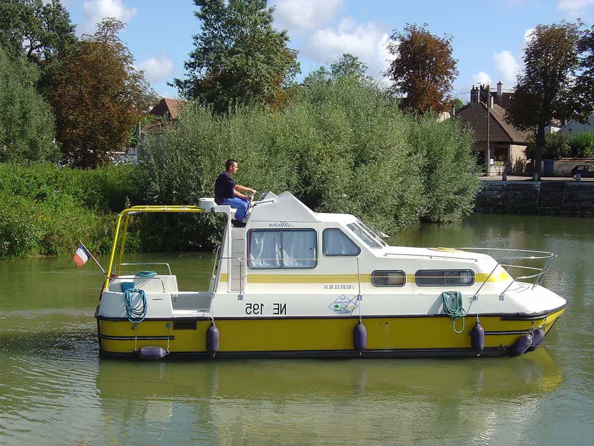 Houseboat Triton 860 Fly in navigazione