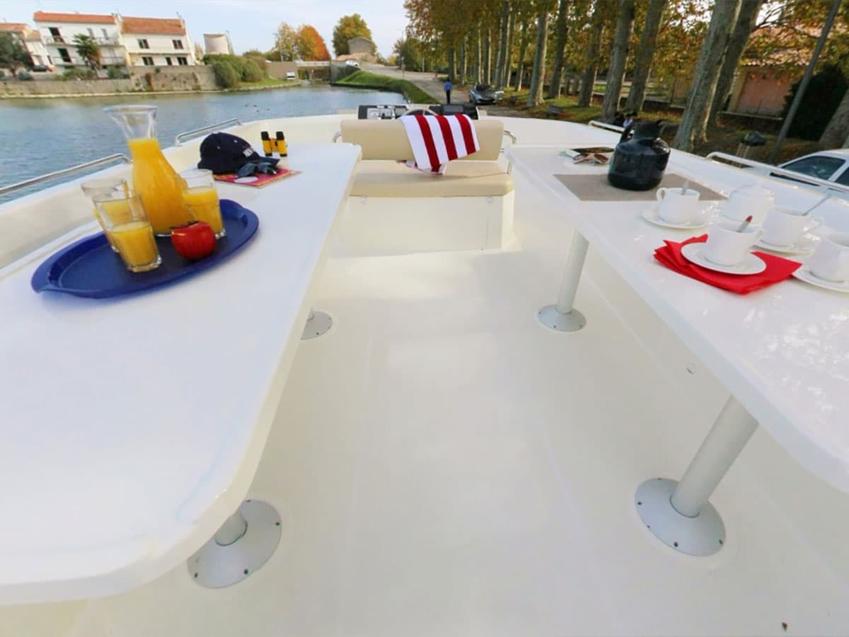 Houseboat Vision 4 ponte superiore con tavoli