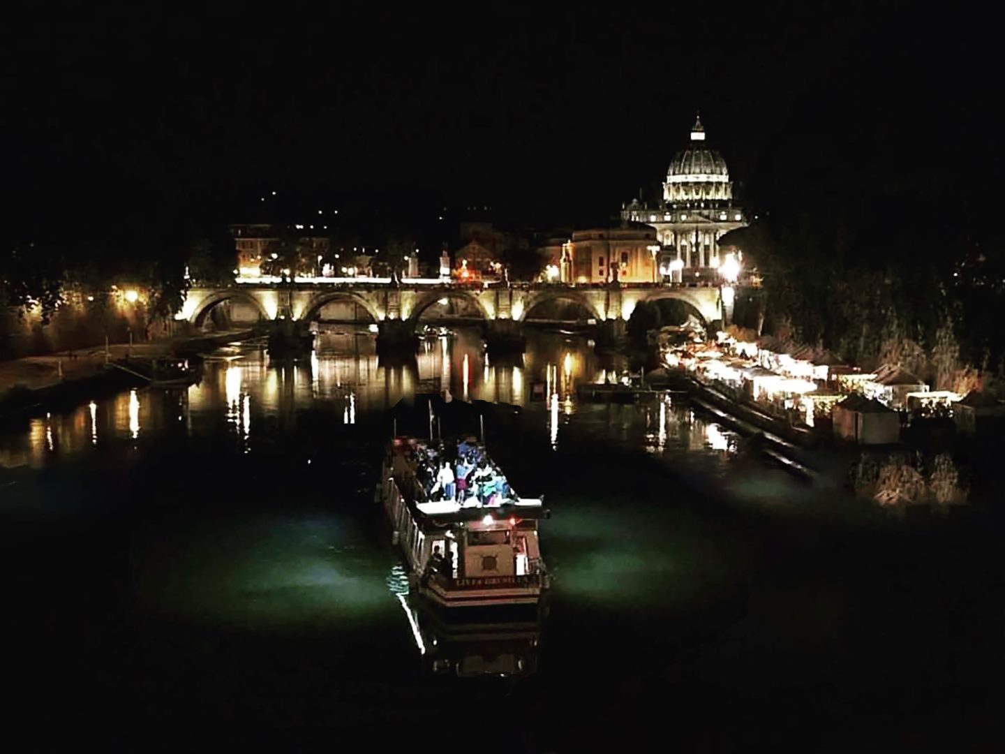 Cena in Battello sul Tevere di notte