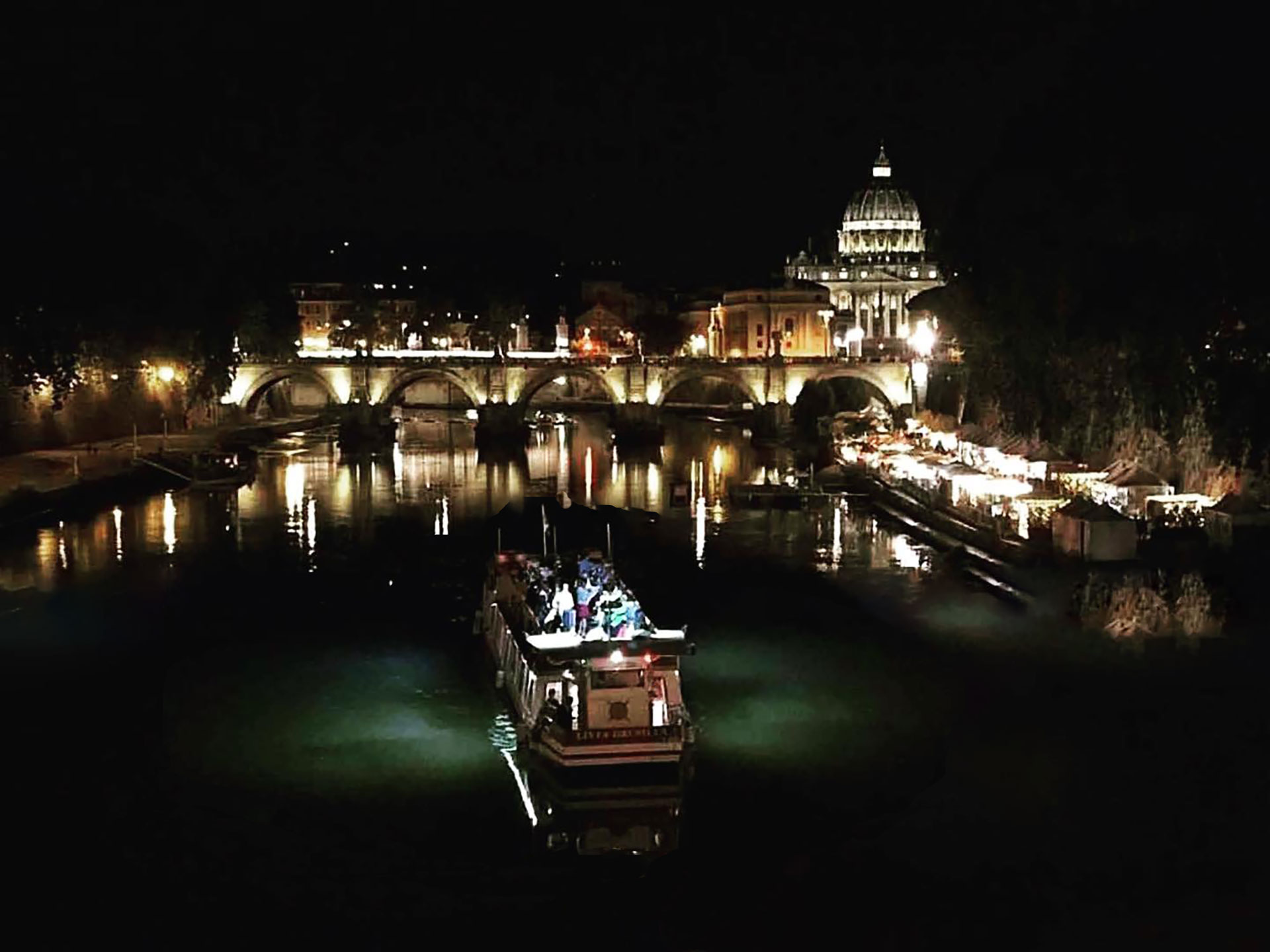 Cena in Battello sul Tevere di notte