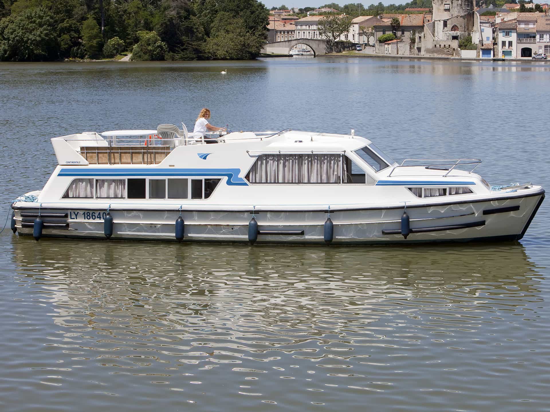Houseboat Continentale in navigazione nel Canal du Midi