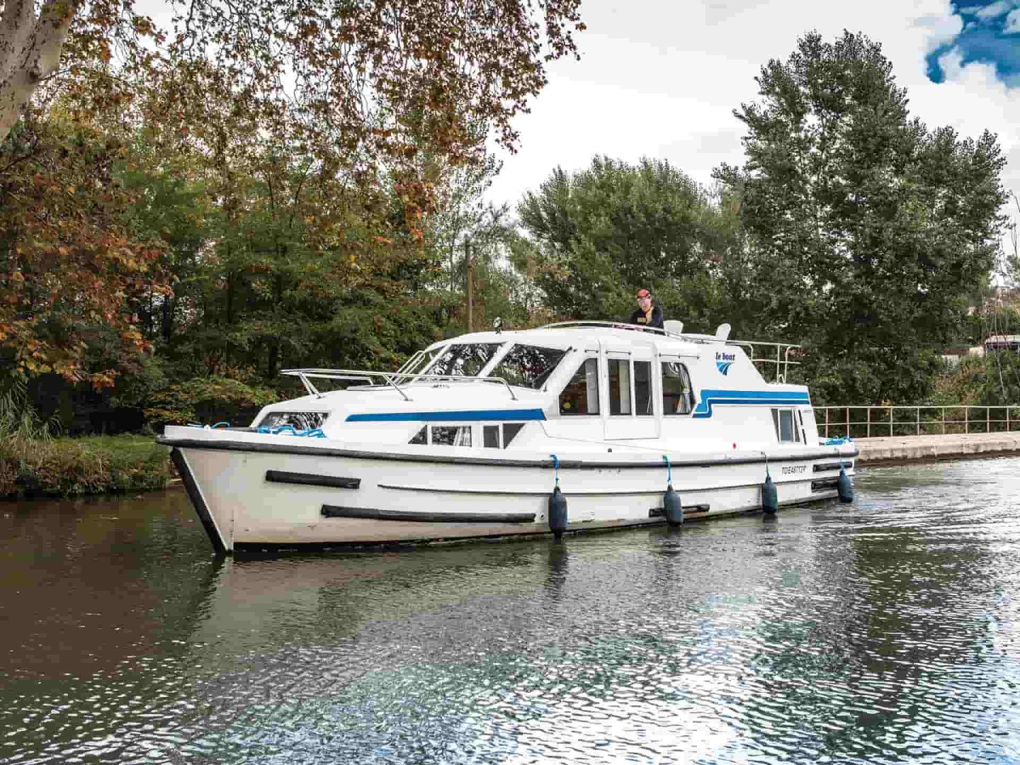 Houseboat Corvette in navigazione