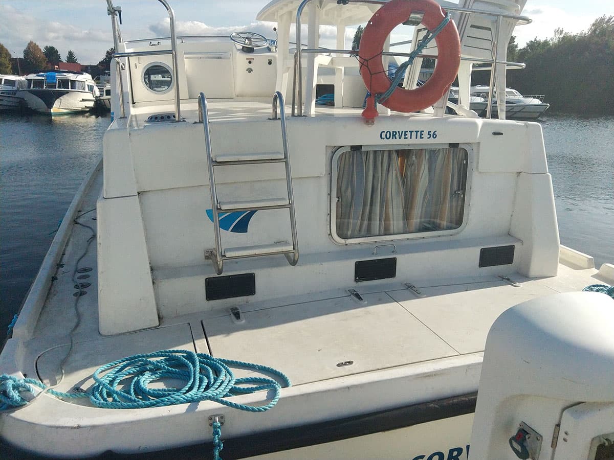 Houseboat Corvette vista di poppa