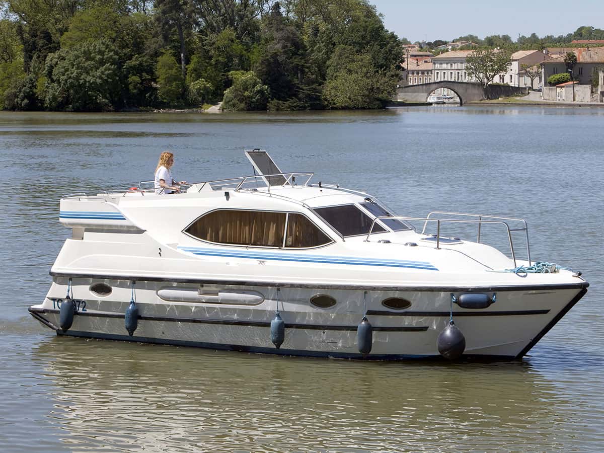 Houseboat Countess in navigazione nel Canal du Midi