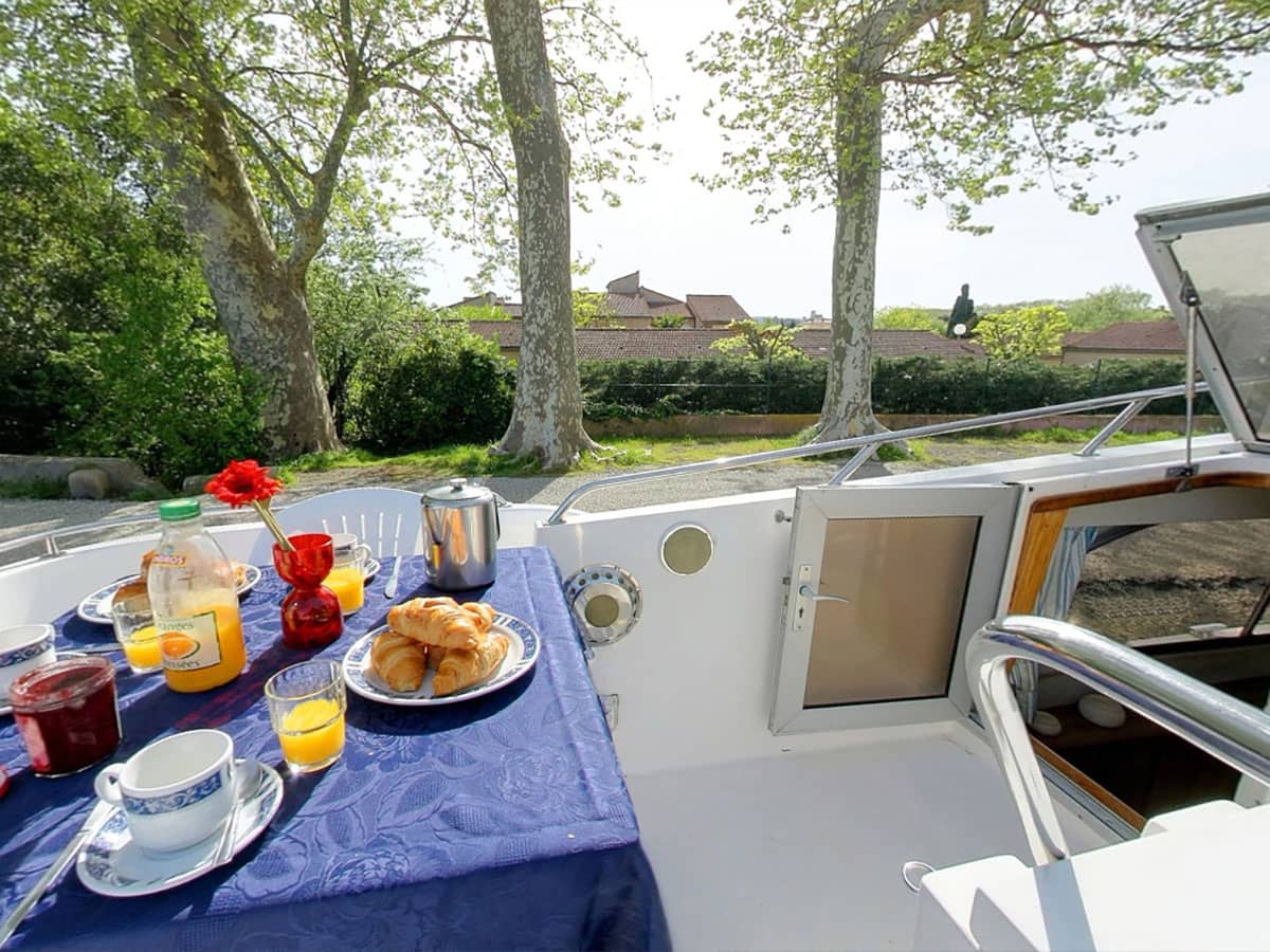 Houseboat Countess tavolo e sedie sul ponte