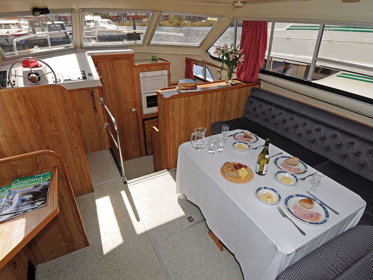 Houseboat Crusader salone