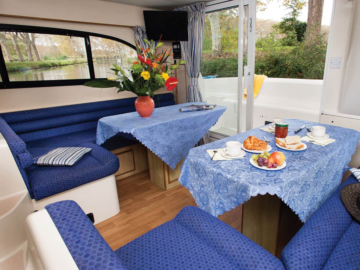 Houseboat Elegance salone con 2 tavoli