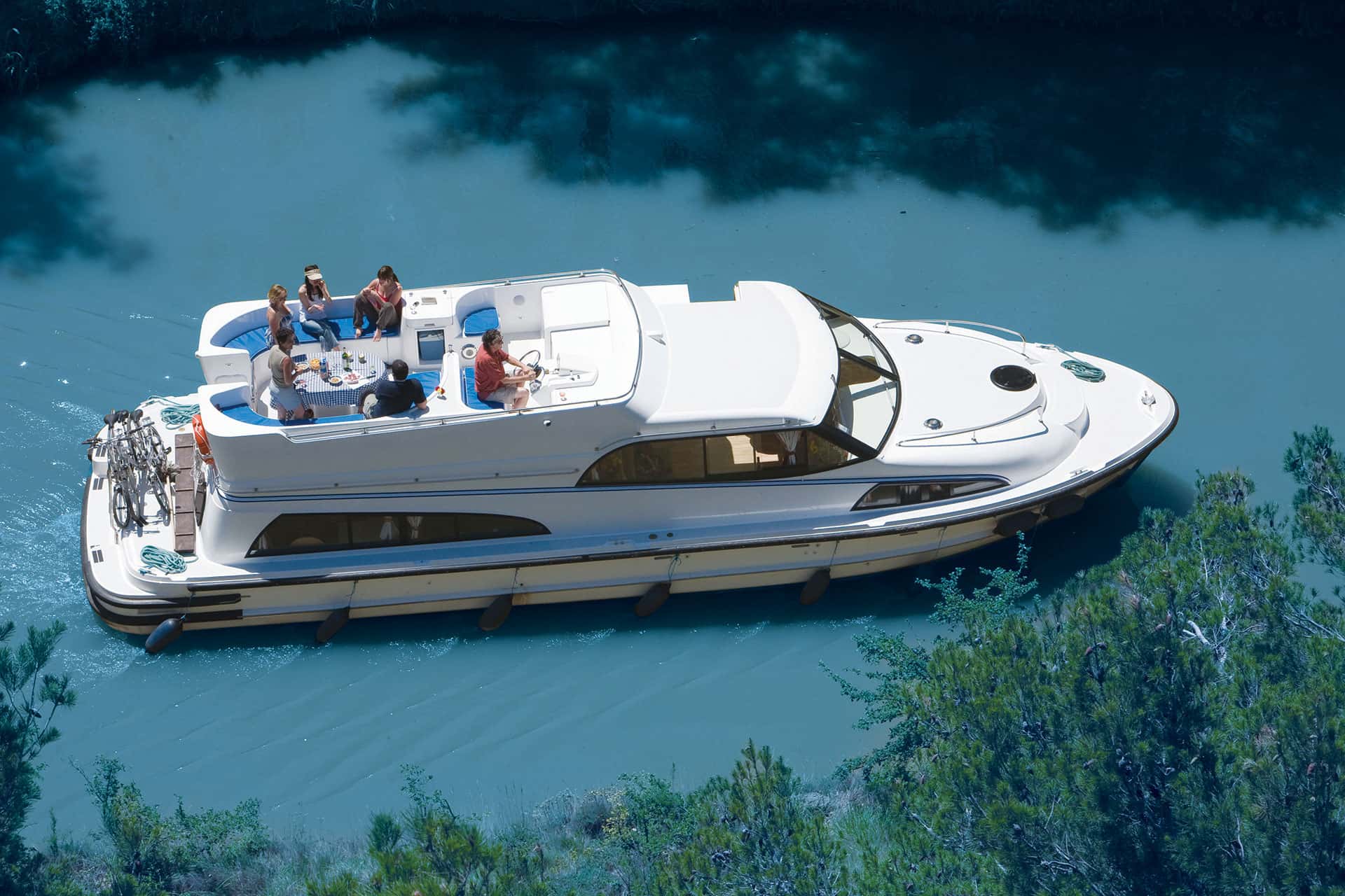 Houseboat hero image