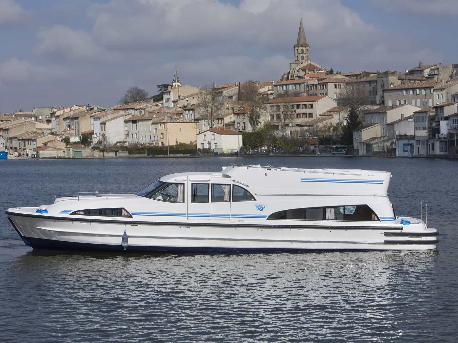 Houseboat Mystique vista di prua