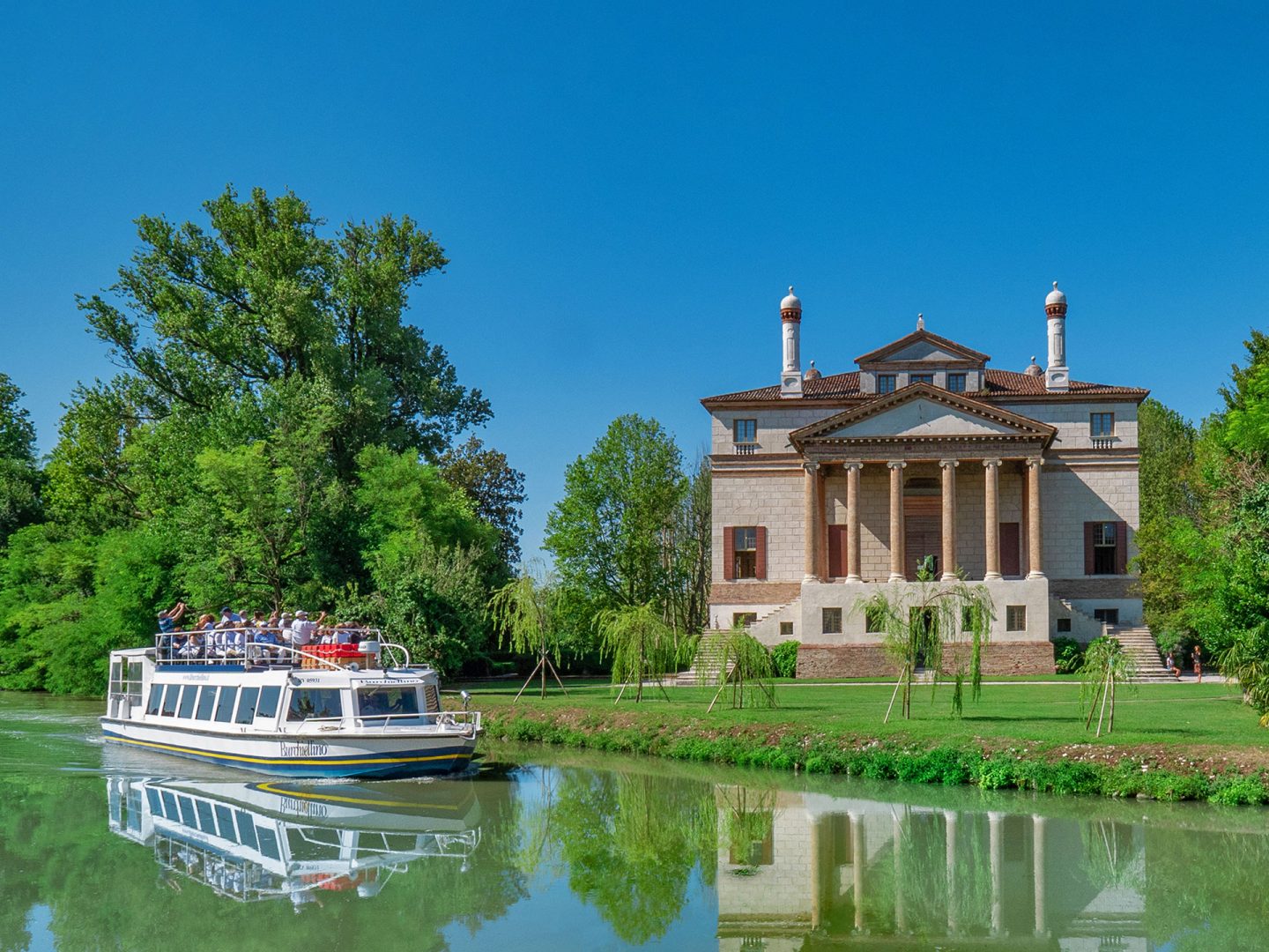 Burchiello di fronte Villa Foscari a Malcontenta