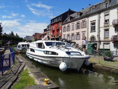 Houseboat in Alsazia passaggio di una chiusa fluviale