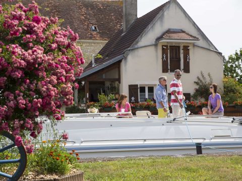 Houseboat in Borgogna nel Canal du Nivernais