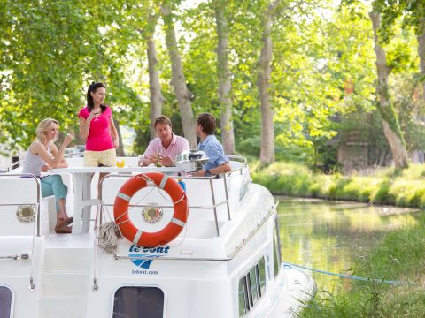 Houseboat ormeggiata nel Canal du Midi con gruppo di amici