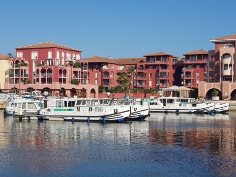 Penichette ormeggiate nel porto di Lattes in Camargue
