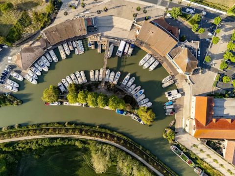 Houseboat nel Canal du Midi nel porto di Colombiers
