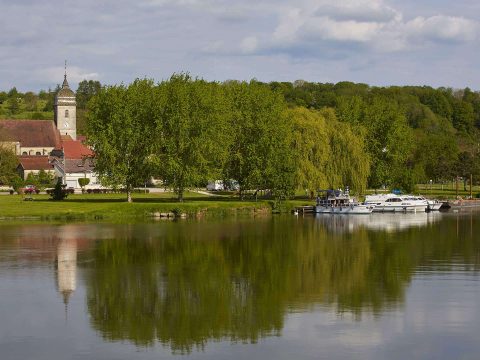 Houseboat a Pontailler sur Saone in Borgogna Comtè, Francia