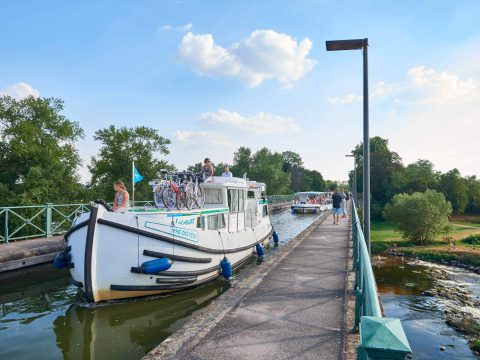 Penichette sul ponte-canale di Briare, nella Valle dela Loira, Francia