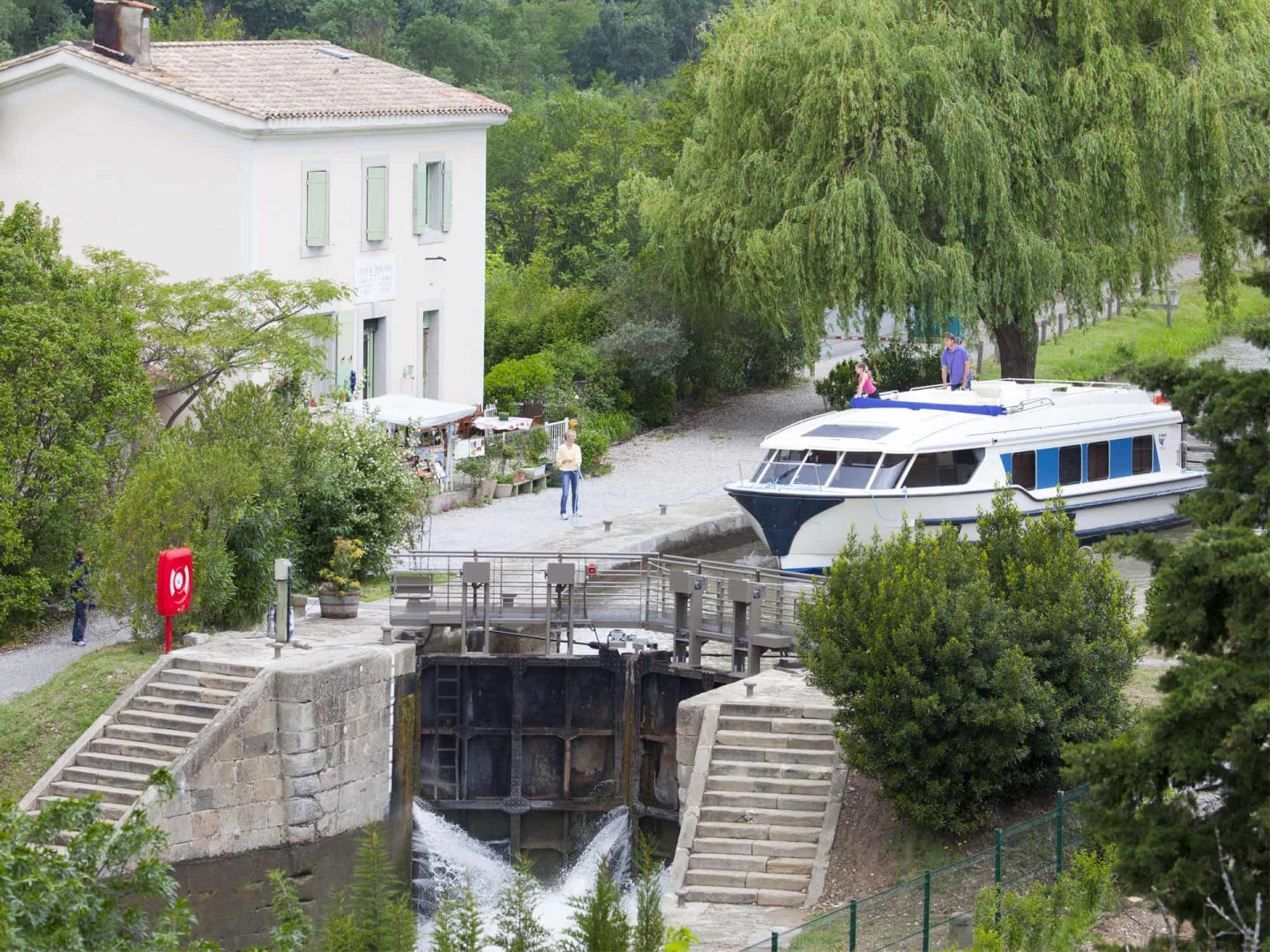 Houseboat nel Canal du Midi passaggio chiuse di Fonserannes