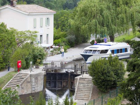 Houseboat nel Canal du Midi passaggio chiuse di Fonserannes