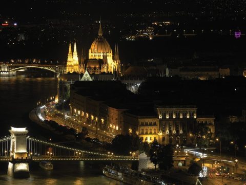 Budapest di notte con ponti sul Danubio