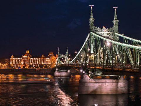 Budapest di notte con ponte sul Danubio