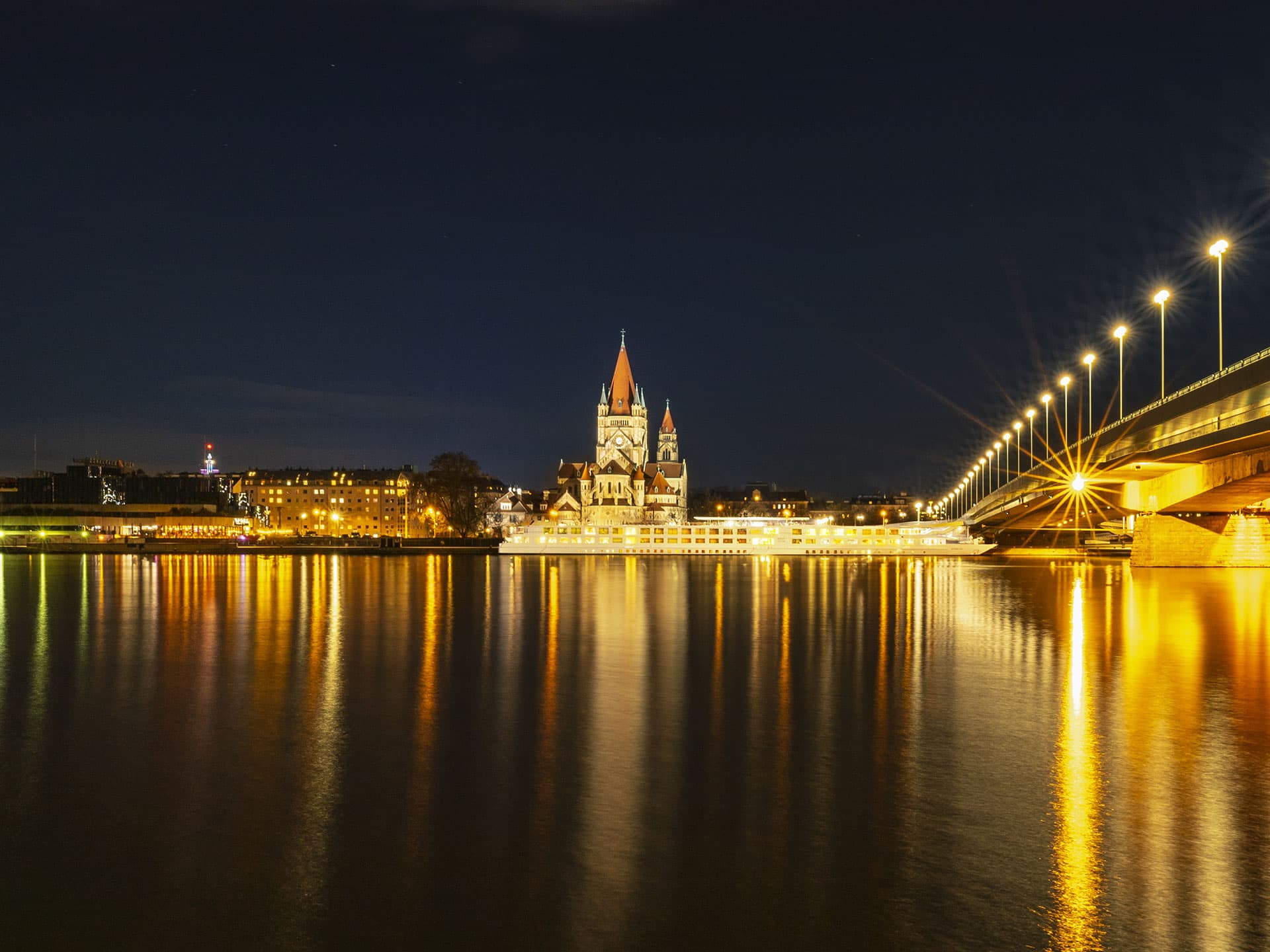 Battello fluviale sul Danubio a Vienna