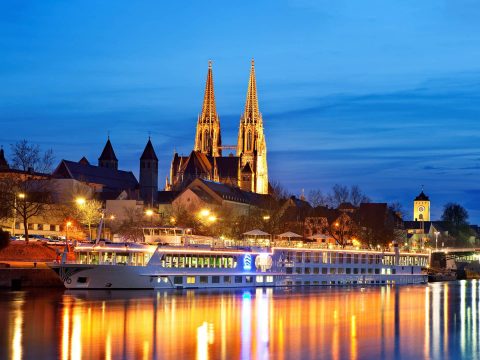 Battello sul Reno nel porto di Basilea