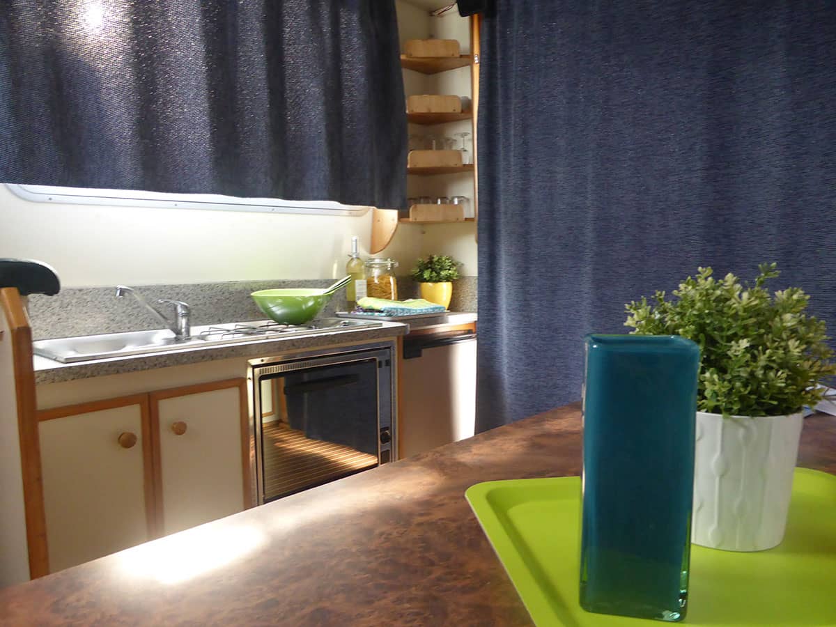 Houseboat New Con Fly First cucina
