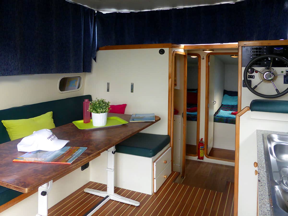 Houseboat New Con Fly First salone
