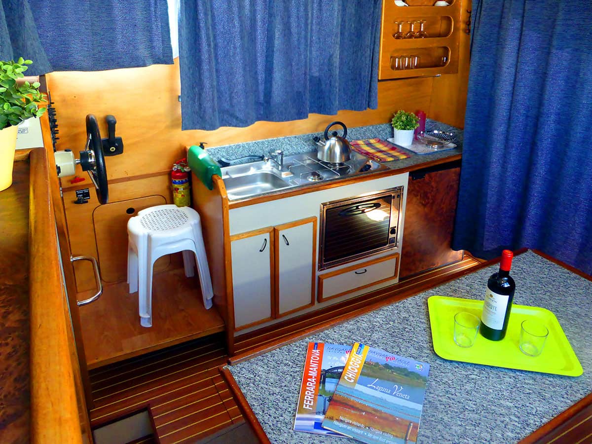 Houseboat New Con Fly Suite cucina