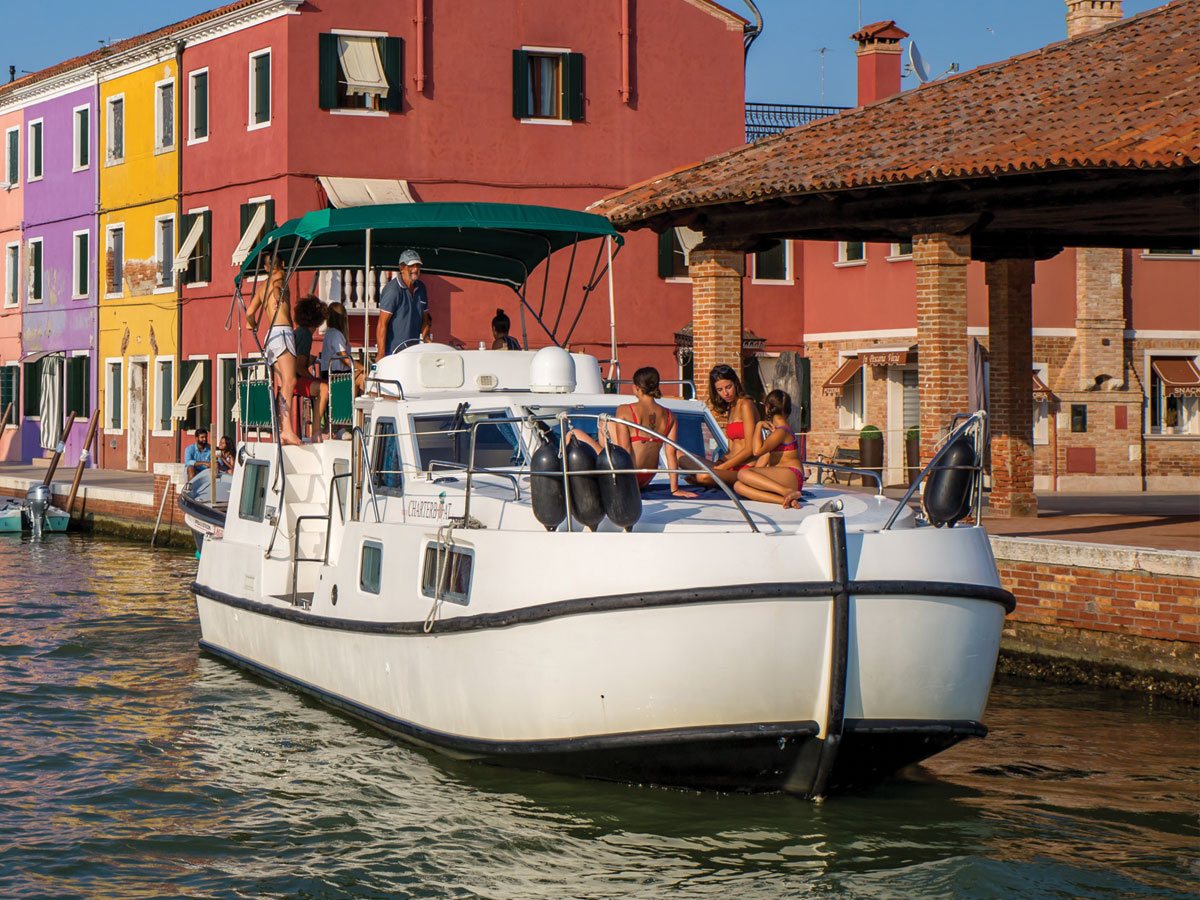 Houseboat New Con Fly Twins vista di prua