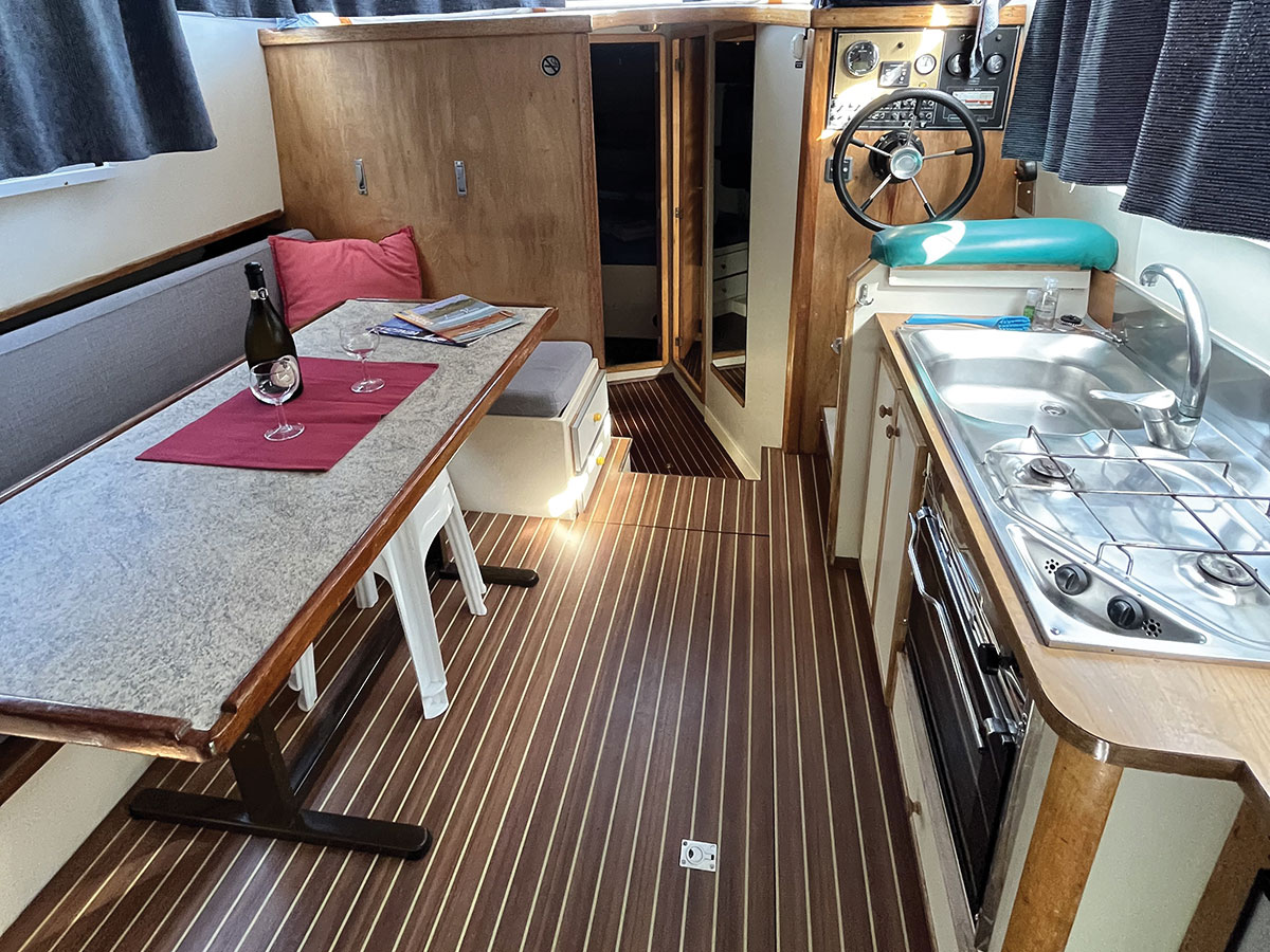 Houseboat New Con Fly Twins salone