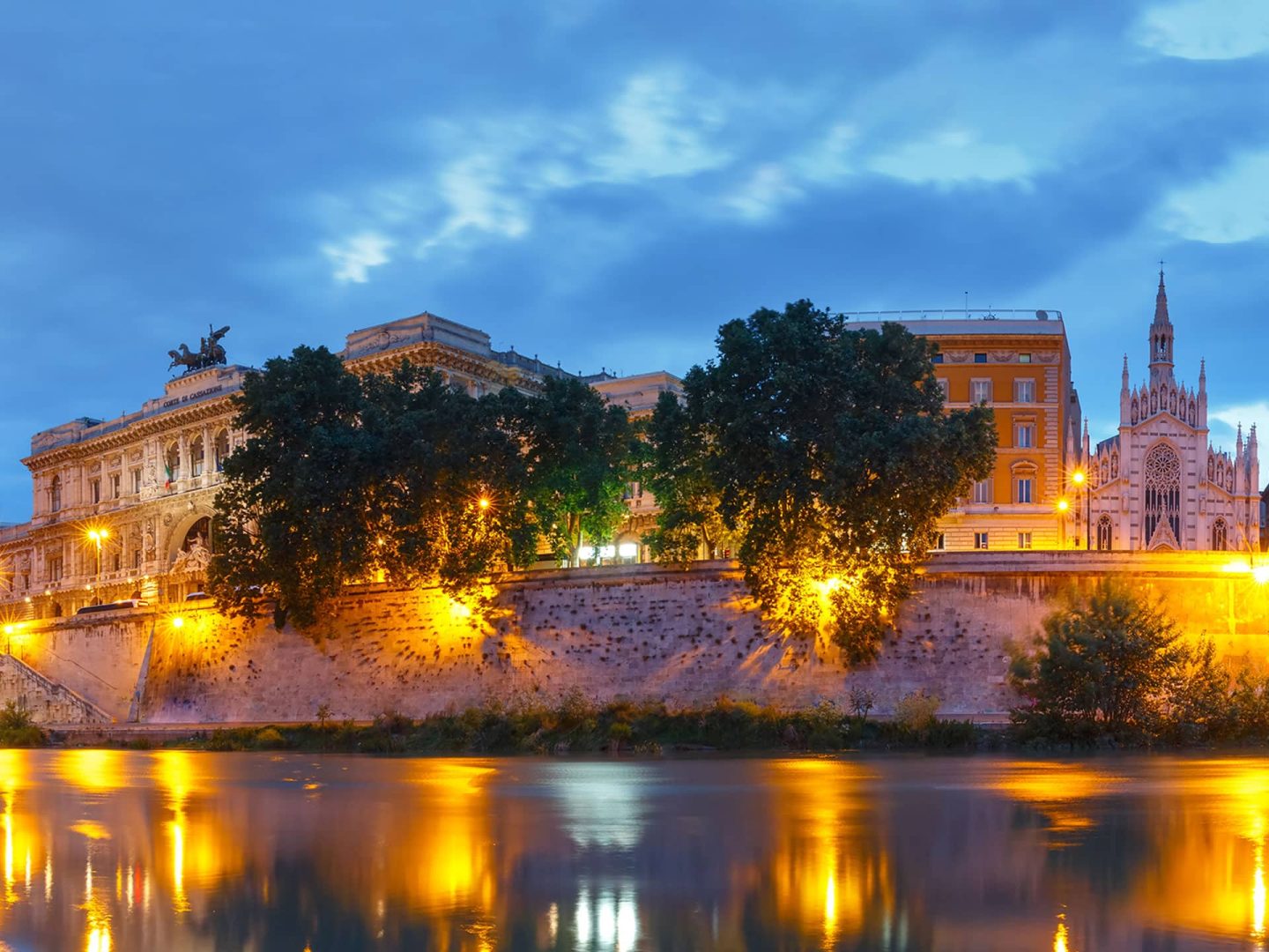 Tevere in notturna durante tour in battello